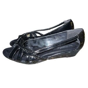 Bay Studio black faux patent leather wedge sandals size 9.5